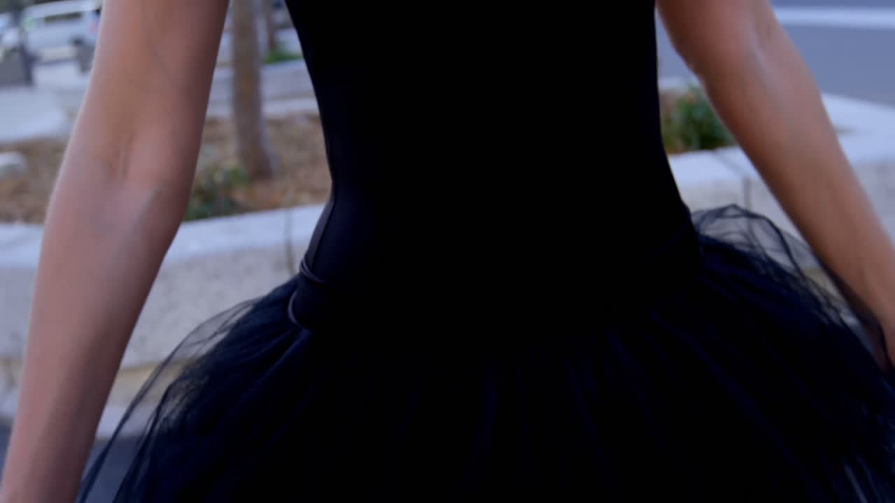 발레 댄서 가 의상 4k 로 놀고 있다