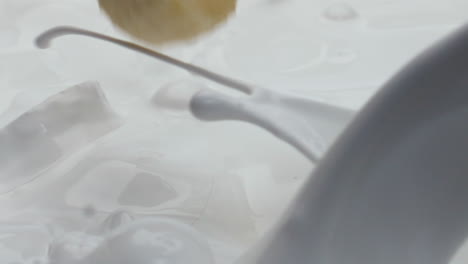 dulce leche de plátano cayendo en súper cámara lenta de cerca. bebida láctea saludable.