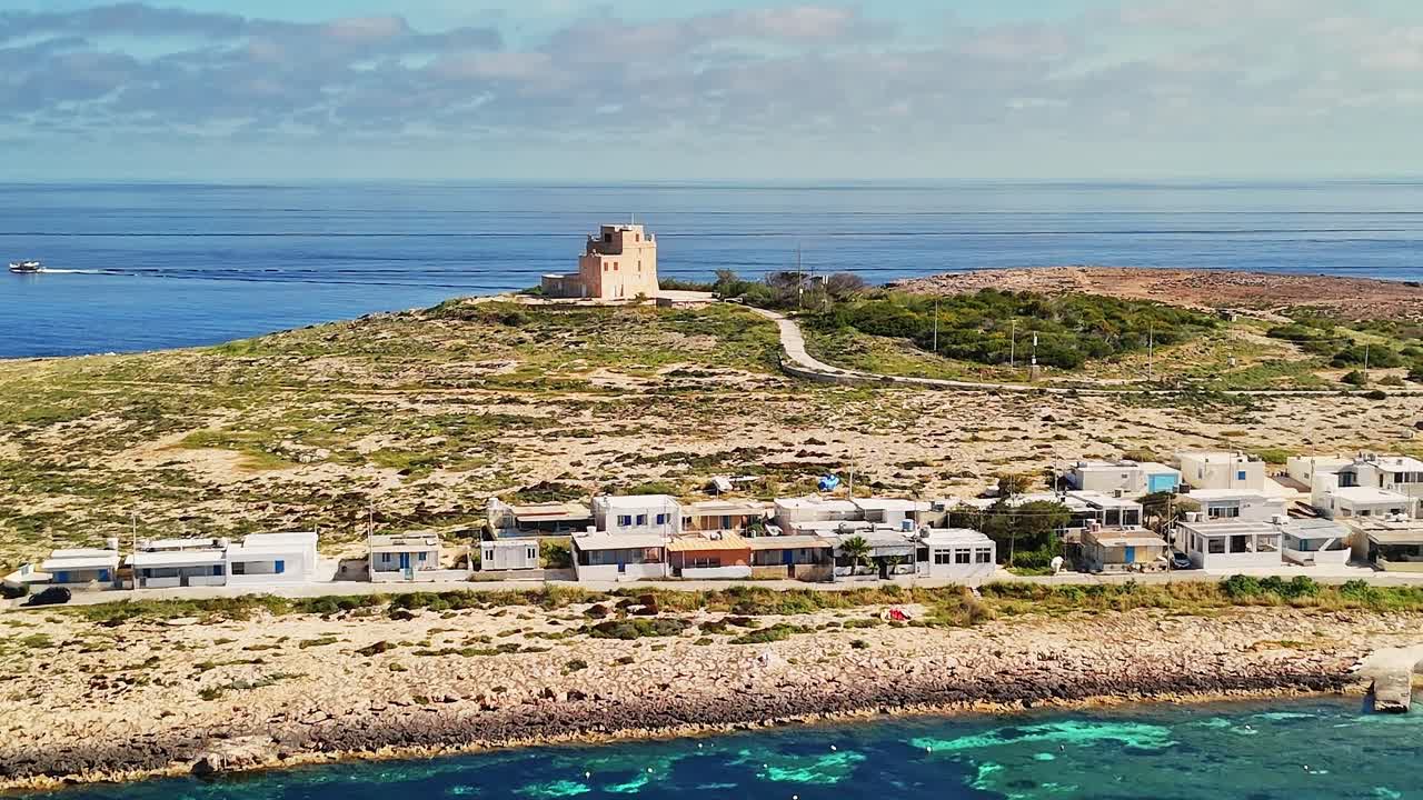 Esplorando la costa di Malta con una torre storica in lontananza