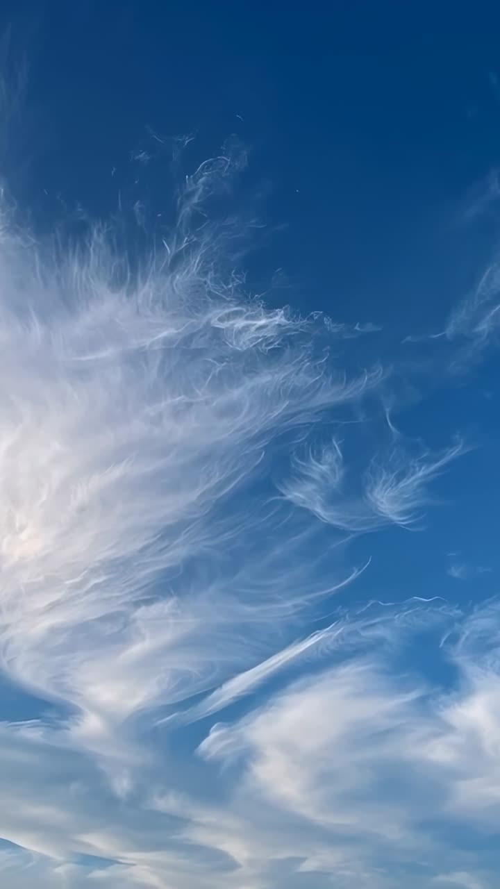 Vertikal video: Drivende cirrus sky-masse, der udvikler sig og strækker sig over åben himmel, drevet af vind
