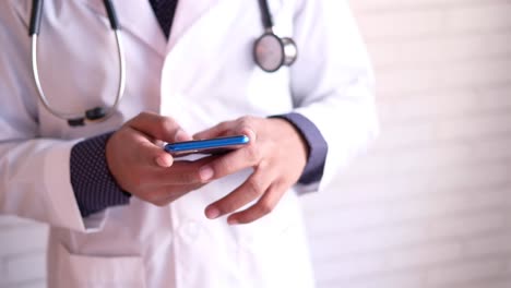 médico que utiliza un teléfono inteligente