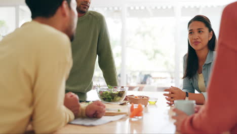comida, almuerzo y familia en una cocina