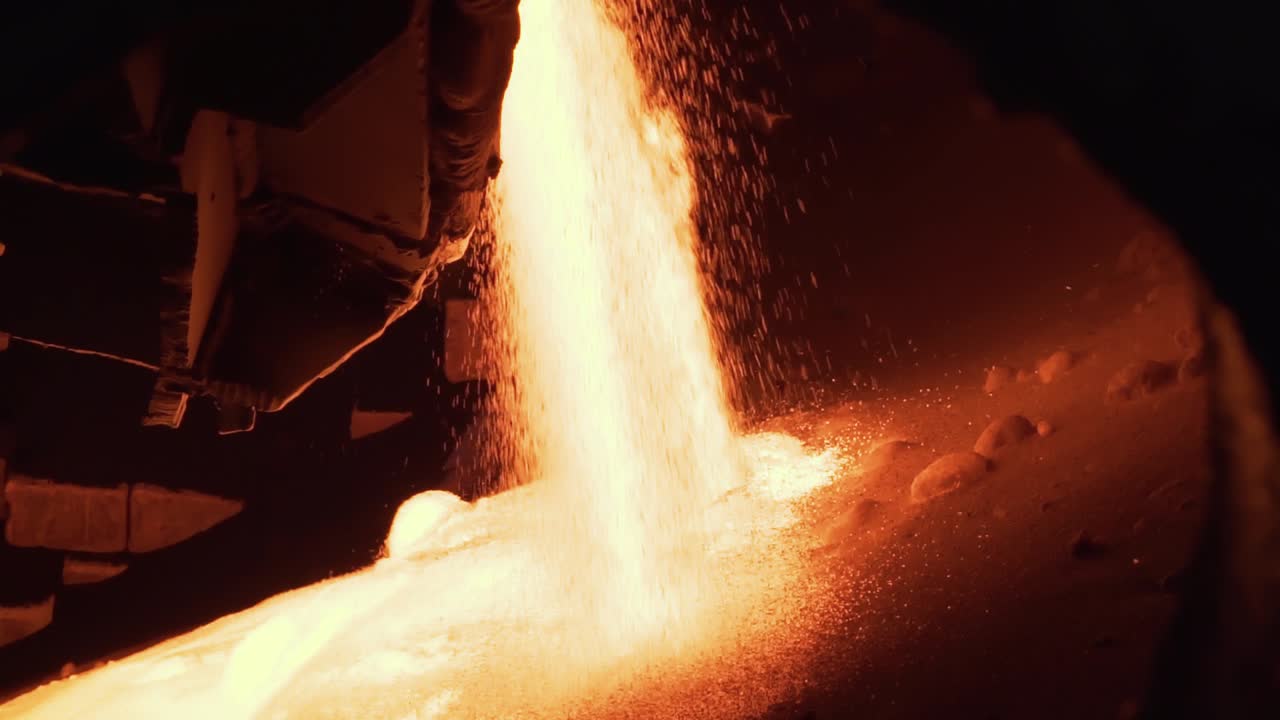 녹은 금속을 주조 모형에 부어 넣는 것