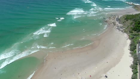 Vista-Aérea-De-Drones-De-La-Playa-De-Arena-Llena-De-Gente-En-Un-Día-Soleado