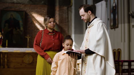 mutter und tochter in der kirche am sonntag