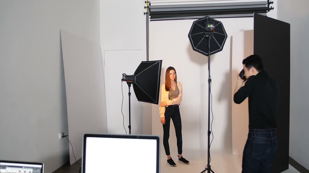 modelo de mujer posando para una sesión de fotos