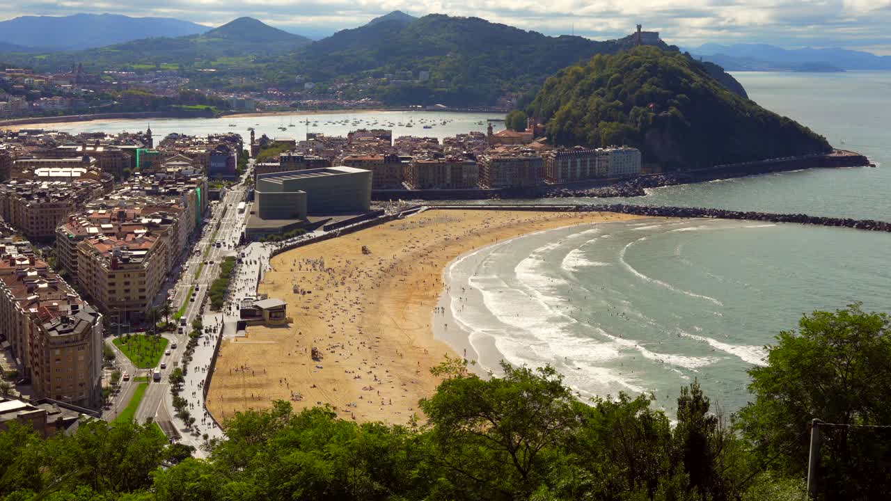 Vista aerea di San Sebastian, Spagna, con la spiaggia La Concha