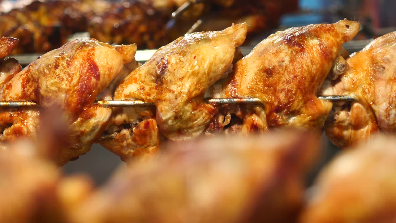 Poulet rôti sur une rotisserie