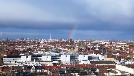 arco iris colorido sobre la capital homosexual gay lesbiana berlín