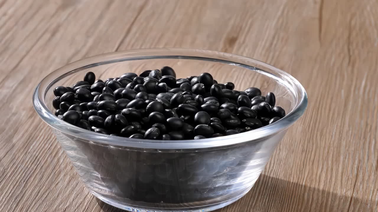 다양한 색의 다양한 원시 건강한 곡물 음식, 다양한 곡물, 곡물, 콩, 콩류는 광고 개념을 위해 목조 장식으로 회전됩니다.