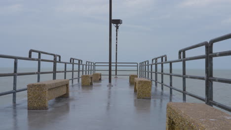 Toma-En-Movimiento-Hacia-Adelante-Del-Muelle-Vacío-En-El-Lago-Erie-En-Un-Día-Lluvioso