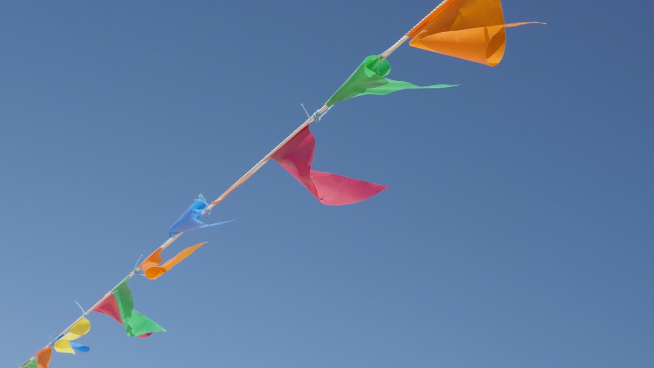 바람에 흔들리는 많은 발 해변 장식 클로즈업