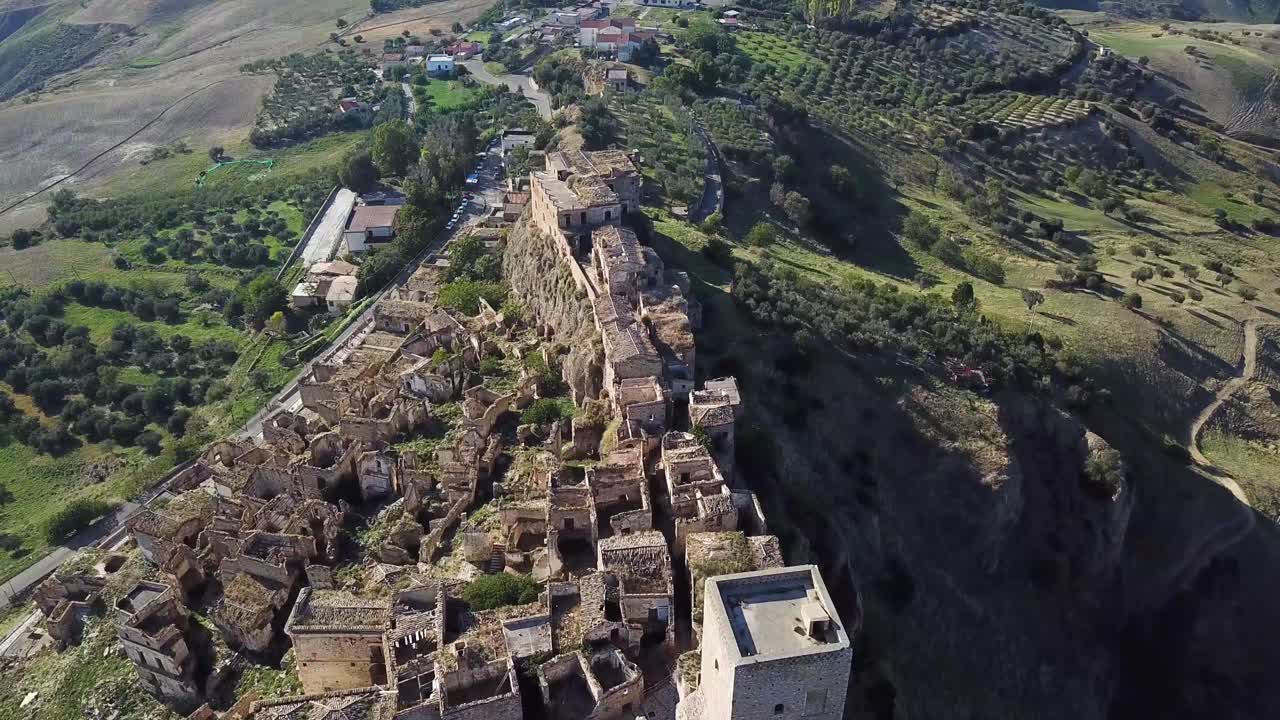 vista de un pueblo abandonado desde un dron