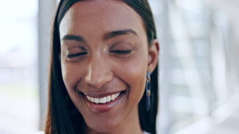 cara, sonrisa y corporativa con un indio de negocios
