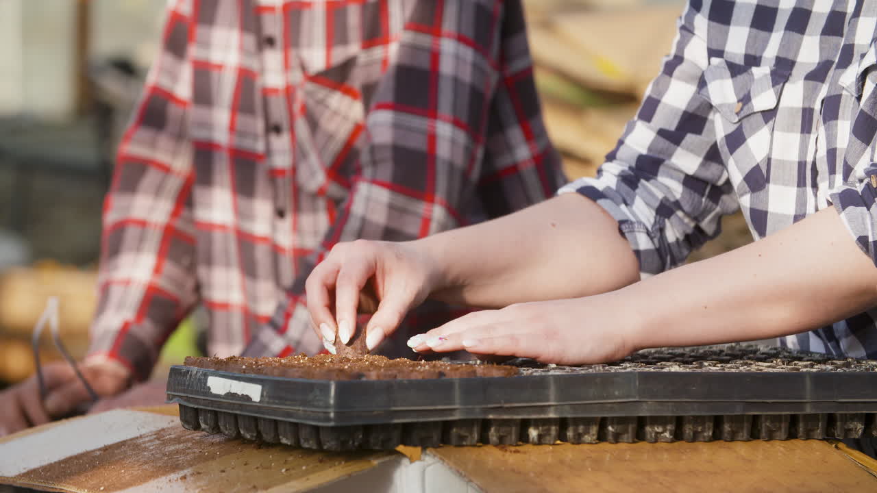 화분을 조사하는 젊은 여성 식물학자 7