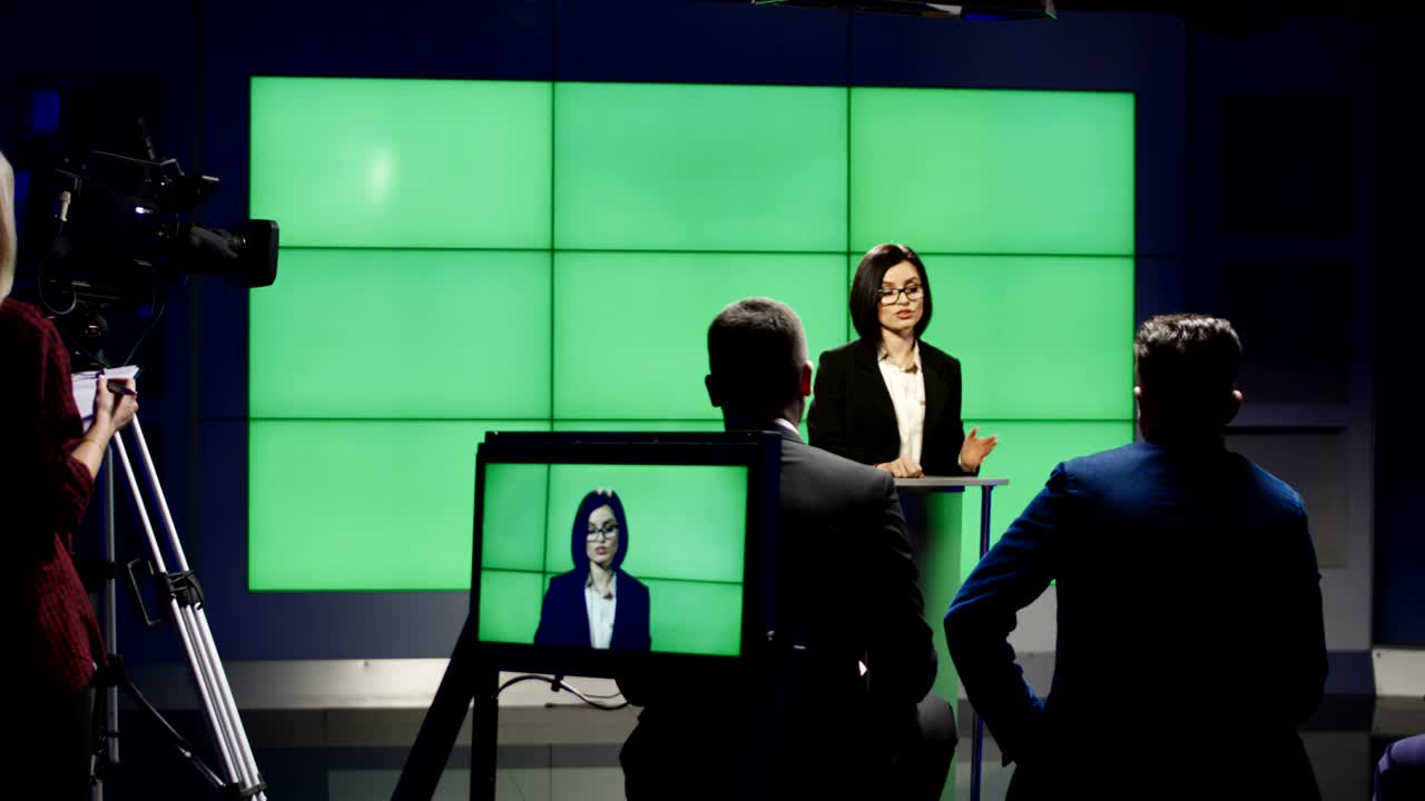 자신감 있는 사업가 여성 이 무대에서 연설 을 하고 있다