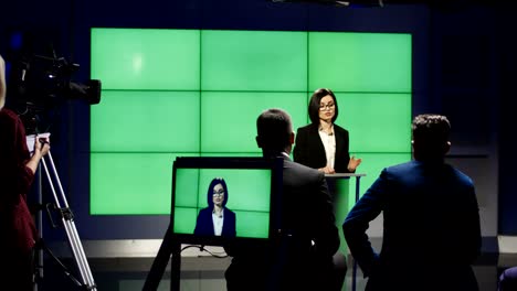 una mujer de negocios segura haciendo un discurso en el escenario.