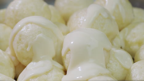 los dumplings se vierten con una deliciosa salsa cremosa