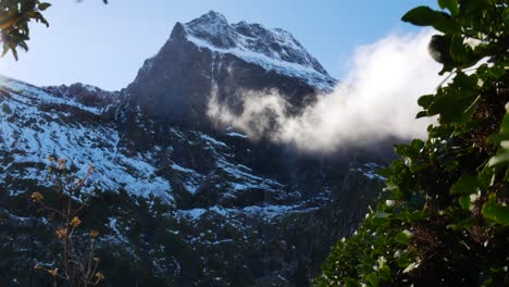 Panoramaaufnahme-Von-Wolken,-Die-In-Der-Luft-Schweben,-Mit-Schneebedeckten-Bergen-Im-Hintergrund---Milford-Track,-Nz