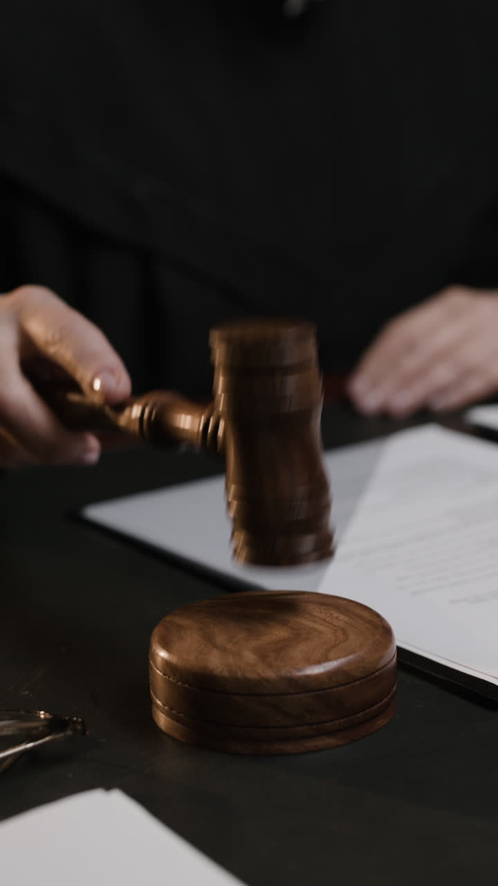 el juez golpeando el martillo en la sala del tribunal