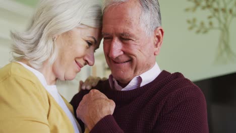 Feliz-Pareja-Caucásica-Senior-Abrazándose-Y-Bailando-Lentamente-Juntos