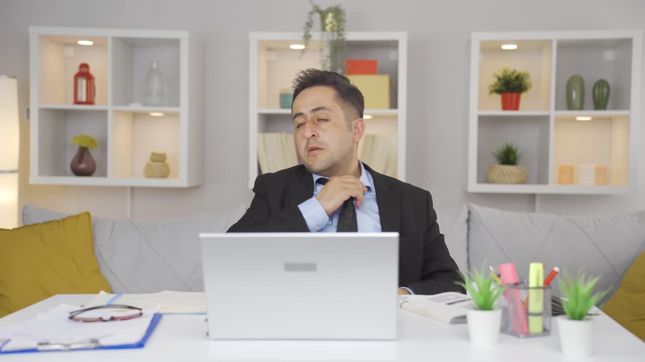 홈 오피스 근로자 남자가 더운 날씨로 질식하고 있습니다.