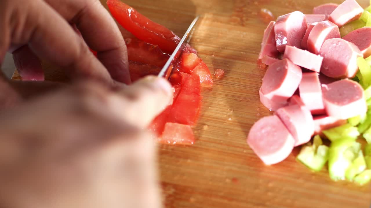 사람이 절단판에 채소를 잘라내는 것