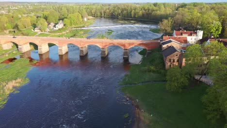 Lange-Alte-Backsteinbrücke,-Kuldiga,-Lettland-über-Den-Fluss-Venta