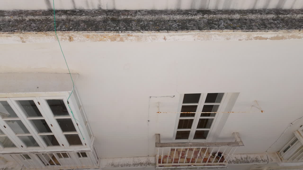 오래된, 열린 환기 창문의 시리즈와 함께 천장