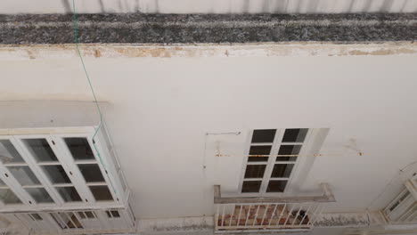 techo con una serie de ventanas de ventilación viejas y abiertas