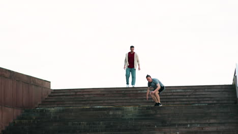 amigos entrenando el parkour