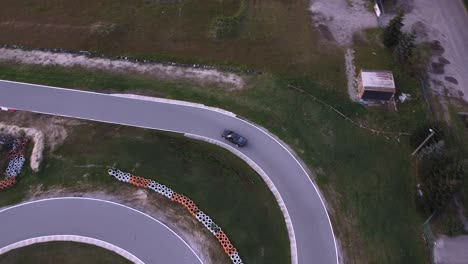 toma aérea de carreras de autos deportivos en pista real
