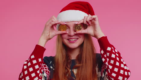 niña con suéter de navidad que muestra bitcoins dorados btc criptomoneda dinero inversión, futuro de minería