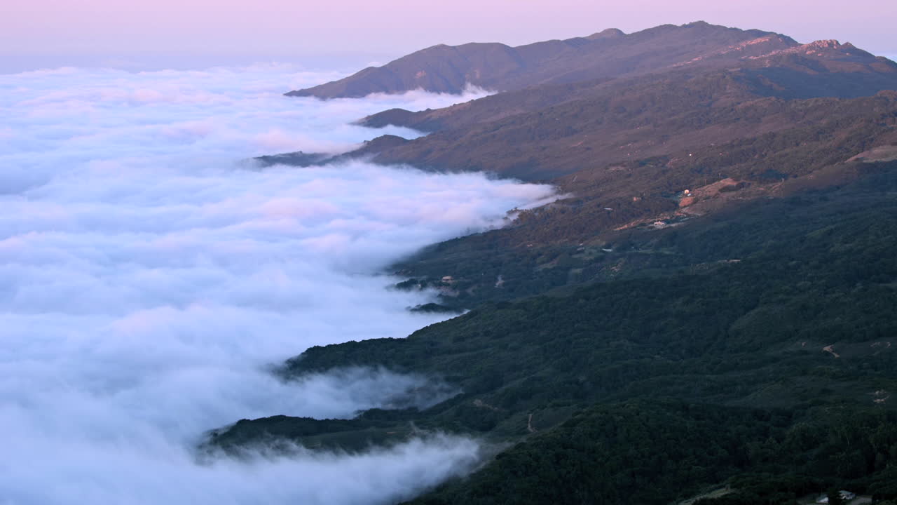 la niebla de verano llega a la costa del sur de california