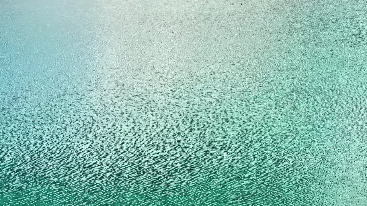 Il Lago Colbún in Cile mostra acqua limpida sotto la luce naturale