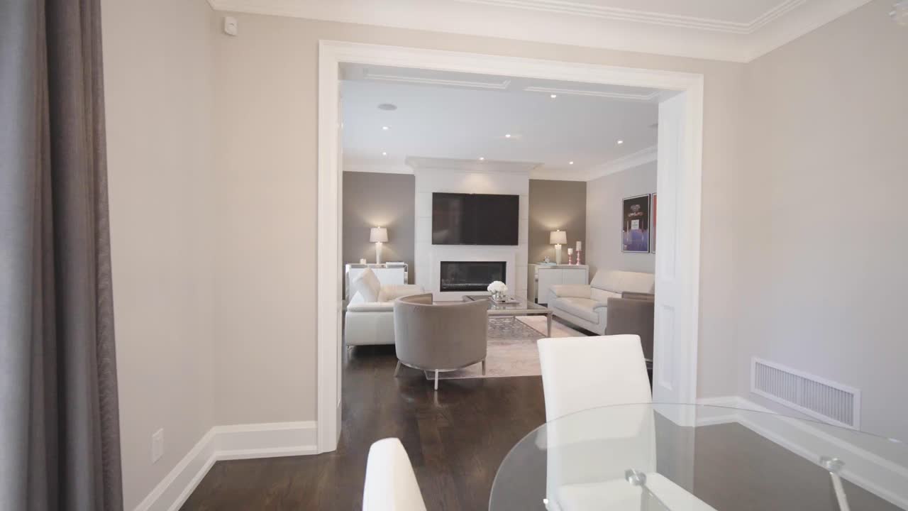 camine a través de la toma desde la cocina a través de la mesa del desayuno hasta la sala de estar en una casa durante un día soleado