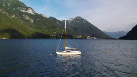 Vista-Aérea-Velero-Flotando-En-El-Idílico-Lago-Achen-Que-Orbita-El-Valle-De-Achen,-Pertisau