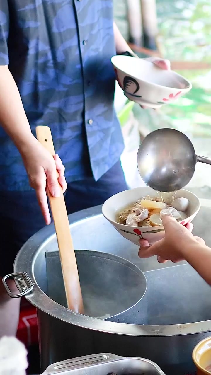 水上マーケットで麺を調理する露店商