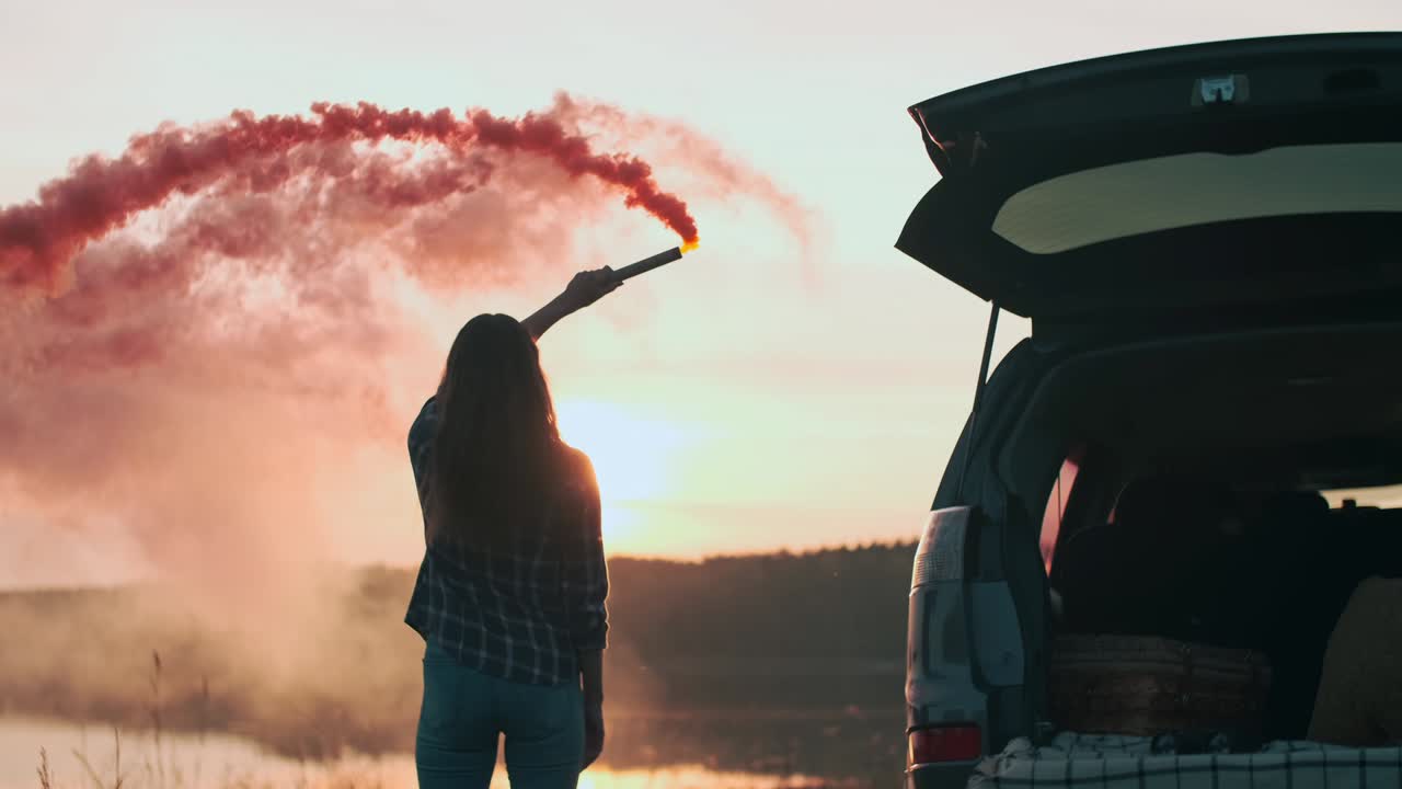 fuego de señal, humo de color, turista perdido, mujer feliz