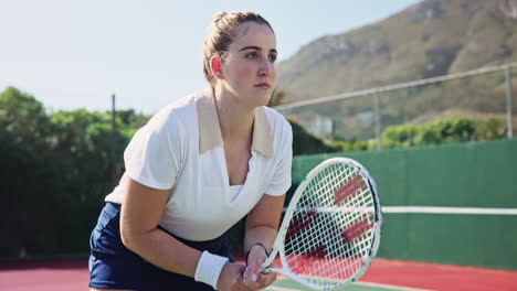 woman playing tennis