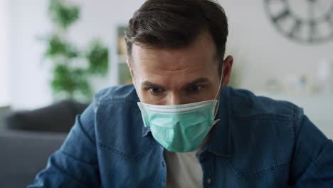 zoom out video de un hombre roto en el trabajo