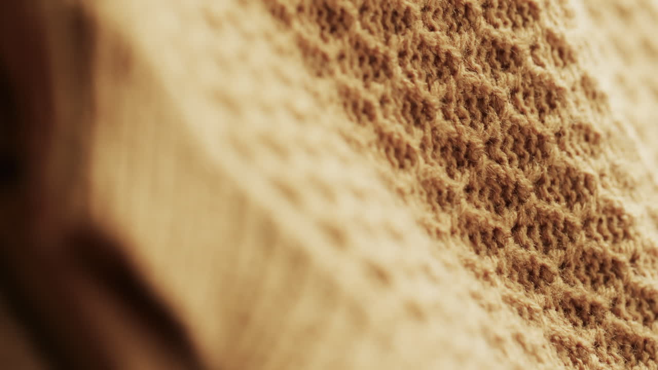 micro vídeo de primer plano de tela de ganchillo de lana amarilla con espacio de copia