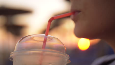 Mujer-Disfrutando-De-Una-Bebida-Helada-Al-Aire-Libre-Al-Atardecer