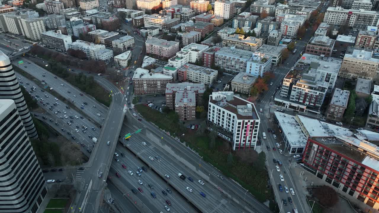 Letecký pohled na dálniční provoz se zvedá, aby odhalil čtvrť Capitol Hill.