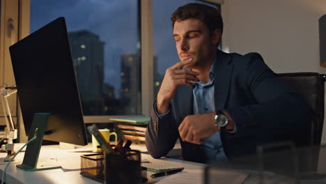 Trabajo-Ejecutivo-Cansado-Hasta-Tarde-En-La-Oficina.-Gerente-Financiero-Agotado-Masajeando-La-Cabeza