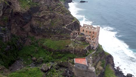 Vista-Aérea-De-Drones-De-Las-Ruinas-De-Una-Casa-Abandonada-Junto-Al-Océano