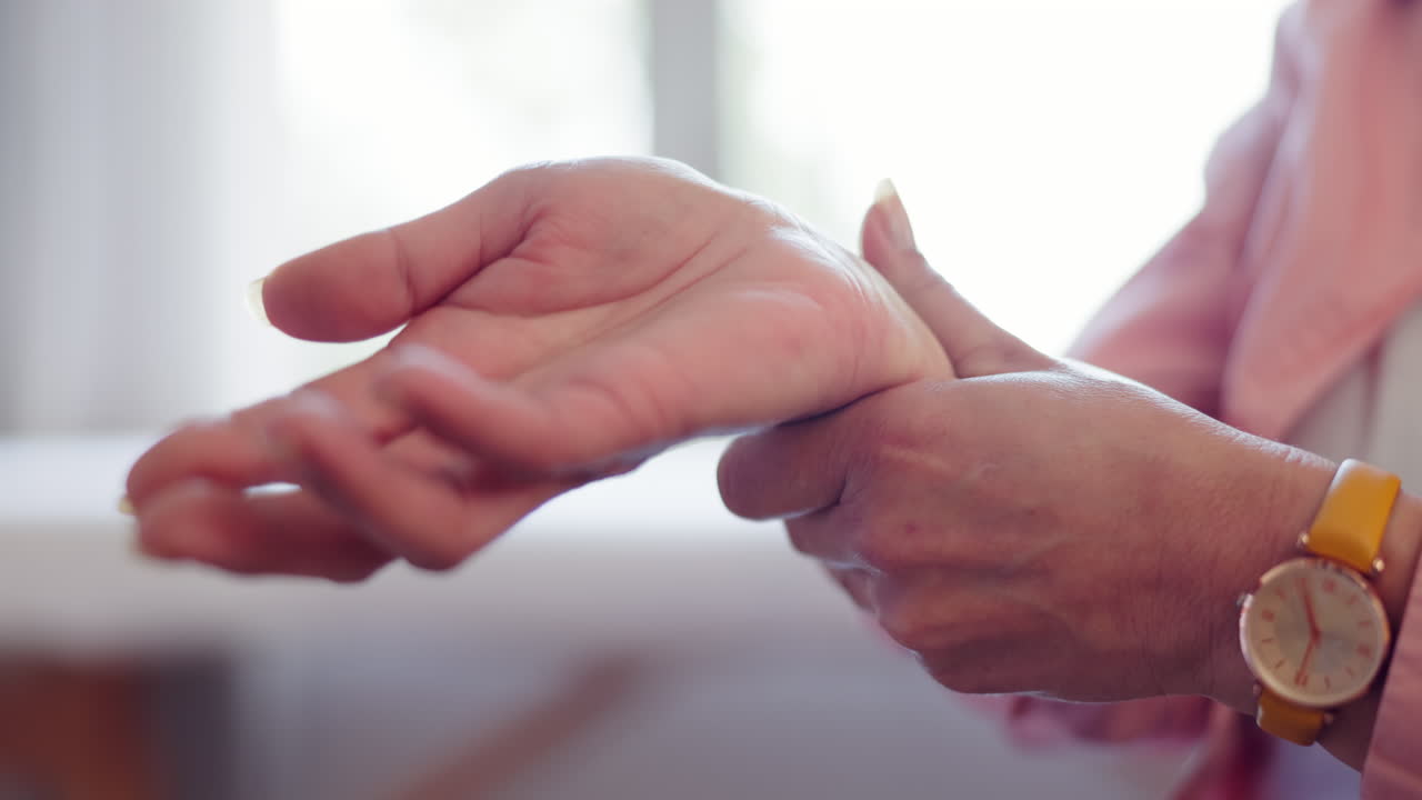 lesiones en las manos y la mujer mayor con dolor en la muñeca