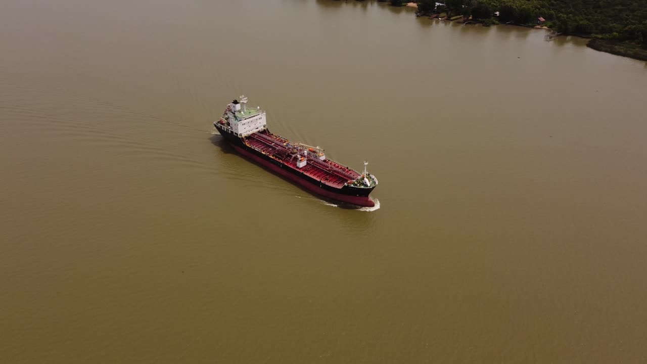 vista panorámica de un gran buque carguero de productos petroleros navegando por el río amazonas
