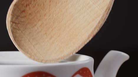 preparing goji berry tea