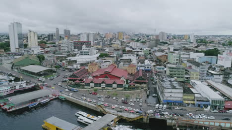 Toma-Aérea-Del-Mercado-Callejero-De-Manaus-De-La-Ciudad-En-El-Amazonas.